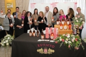 Članice Women on wine nazočile predstavljanju Rose Premium vina berbe 2022. i zalijepile prve etikete