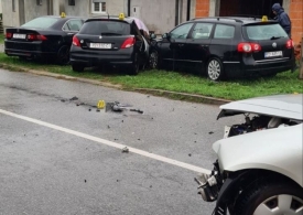 72-godišnji vozač nije propustio automobil u raskrižju u Požegi pa je došlo do četverostrukog sudara i dvoje ozlijeđenih