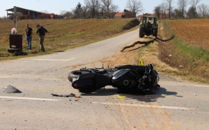 Traktorom prevlačio preko prometnice 15-ak metara dugo deblo u koje se zabio motociklist na "Suzukiju"