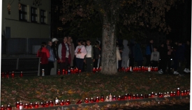 Na brojnim mjestima u gradu Požegi zapaljeni lampioni, a najviše ih svijetli u Vukovarskoj ulici