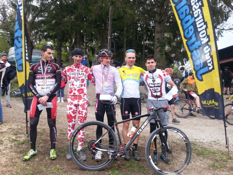 Biciklisti Luksa na postoljima