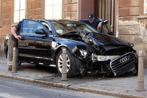 Prilikom slijetanja "Audia" uz alkoholiziranog vozača i udara u drvo i rasvjetni stup dvoje ozlijeđeno