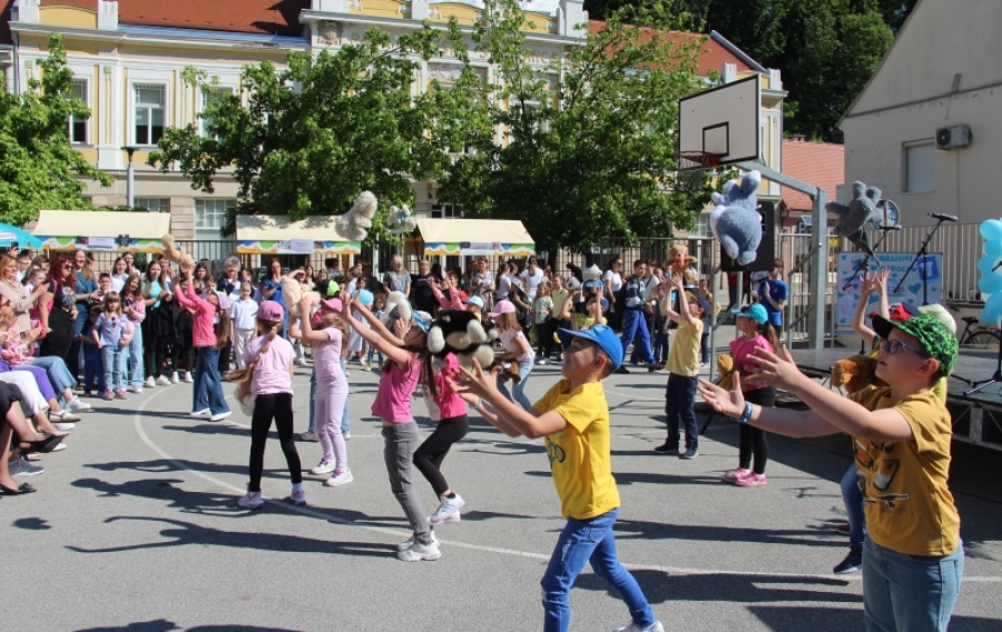 Učenici OŠ Antuna Kanižlića svojim 13. Humanitarnim sajmom sudjeluju u projektu Marijinih obroka "Gladnoj djeci za školski obrok"