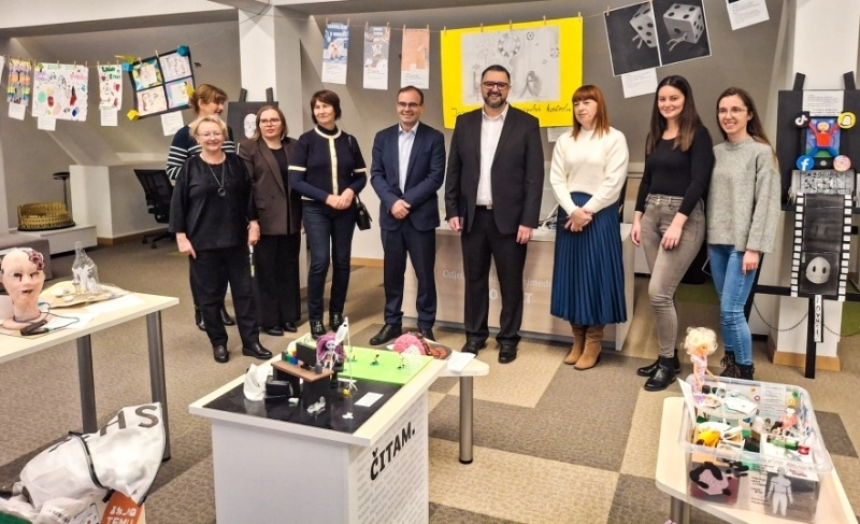 Postavljena izložba radova iz natječaja „Kreativni i Neovisni“ povodom obilježavanja Mjeseca borbe protiv ovisnosti