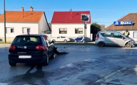 Dogodile su se 2 prometne nesreće a u onoj u raskrižju u Požegi 47-godišnji vozač prešao u suprotnu traku i udario u auto 62-godišnjaka