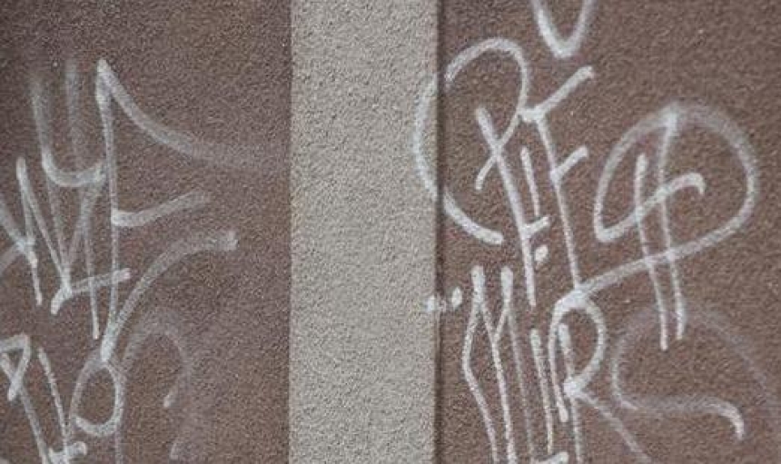 Nepoznati počinitelj ispisao grafite na zgradi škole, metalnom kontejneru i limenoj kućici u Kaptolu