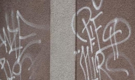 Nepoznati počinitelj ispio grafite na zgradi škole, metalnom kontejneru i limenoj kućici u Kaptolu