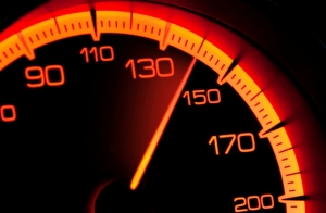 Mladi vozač 18-godina kroz naseljeno mjesto upravljao osobnim automobilom brzinom od 126 km/h - rekordna kazna