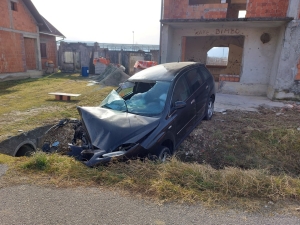 Vidno pijan 57-godišnji vozač teretnog automobila prešao na suprotnu stranu i udario u ogradu mosta a noćas 68-godišnjakinja sletjela s ceste i udarila u betonski most