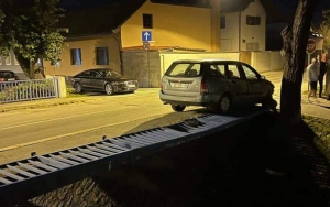 Vozačica "Forda" uslijed neprilagođene brzine udarila u ogradu mosta i potpuno je poravnala