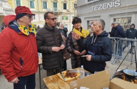 Uz Riječki karneval novinari iz 5 država kuhali &quot;Maškaranu maneštru&quot; u humanitarne svrhe koja je sva podijeljena građanima i posjetiteljima grada Rijeke