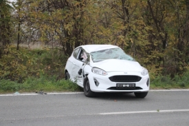 57-godišnji vozač u Mercedesu je oduzeo prednost prolaska 18-godišnjem vozaču Forda pa je došlo do udara i prevrtanja vozila