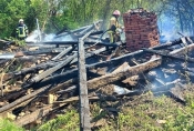 Došlo je do požara u dvorištu kuće u Alagincima i izgorjela stara građa