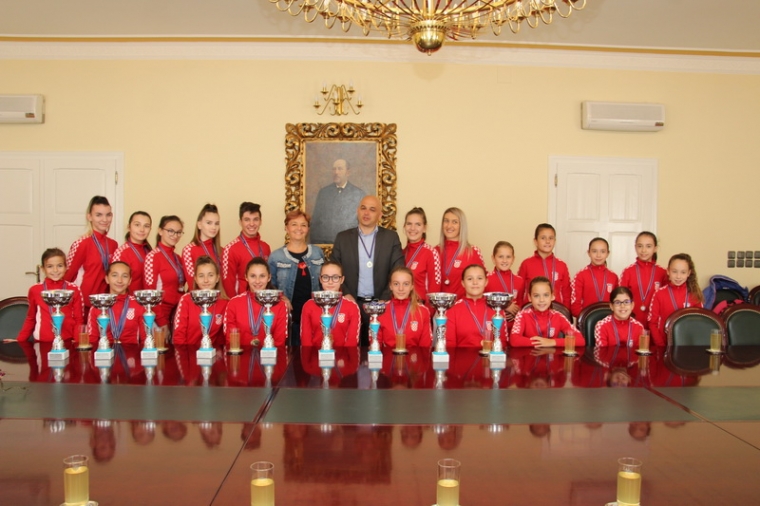 Požeške mažoretkinje na prijemu kod gradonačelnika Puljašića