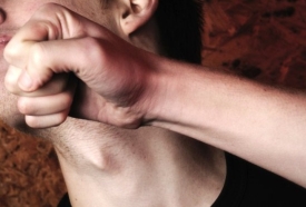 Sinoć pred ponoć u Jakšiću policajac izvan službe tjelesno napao 21-godišnjaka koji je ozlijeđen