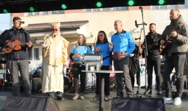 Tradicionalna proslava Martinja u Kutjevu na Trgu graševine i krštenje mošta uz brojne planinare, vinskog biskupa, ministrantice i kuma vinu