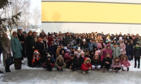 Učenici i djelatnici Osnovne škole "Dobriša Cesarić" položili su vijenac na bistu pjesnika u školskom dvorištu, a u prigodi rođendana