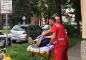 Preletio preko bicikla i zabio se u automobil ispred sebe
