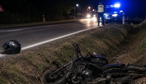Zbog neprilagođene brzine motociklom sletio u putni kanal