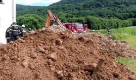 Nesreća na radu prilikom istovara kamionskom dizalicom u kojemu je padom daske teško ozlijeđen 31-godišnjak