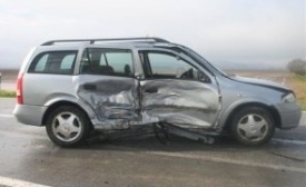 U raskrižju u Požegi 73-godišnji vozač se nije zaustavio na znak "stop" i udario u automobil 25-godišnje vozačice - oboje ozlijeđeni