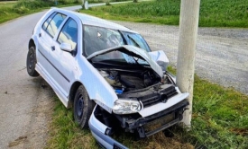Uslijed neprilagođene brzine 72-godišnjak u Požegi sletio vozilom s kolnika te udario u stup javne rasvjete i stablo
