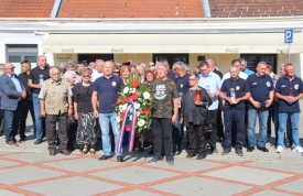 Povodom obilježavanja Dana državnosti RH položeni vijenci i zapaljeni lampioni uz spomenik poginulima braniteljima123. brigade HV