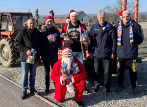 Članovi NK "Graničar" Zagrađe tradicionalno darivali najmlađe sumještane slatkim paketićima