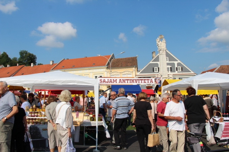 Šarenilo 12. Sajma antikviteta i Oldtimer showa privuklo tisuće posjetitelja na stari požeški trg