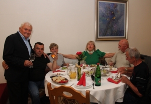 Naš najpoznatiji vinar Ivo Enjingi u Hrnjevcu uz veliku ekipu i "Gazde" proslavio 83. rođendan