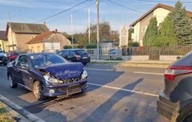 Prometnu nesreću između tri automobila u Dervišagi izazvala 42-godišnjakinja a 19-godišnjak u Pleternici teretnim automobilom naletio na vozilo ispred sebe