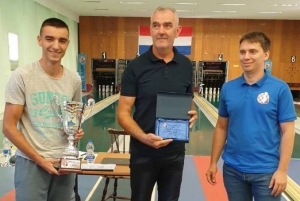 Požeški Kuglački klub "Nove nade" primio srebrni pehar za osvojeno 2. mjesto u 2. HKL a Darko Zovko najbolji kuglač