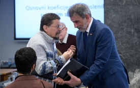 Treću godinu za redom u mirovinu je otišlo puno sveučilišnih profesora sa 65 godina koje u mirovinu tjera ministar sa 73 godine, a podršku su mu dali oni koji nisu bili ni znanstvenici ni profesori