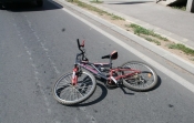Prometna nesreća uz sudjelovanje automobila i biciklistkinje ispred Doma zdravlja u Požegi
