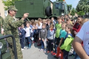 Učenici osnovnih i srednjih razgledali naoružanja i vojarnu