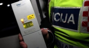 19-godišnjak s 1,05 i 21-godišnjak s 1,26 promila vozili pa smješteni u policiju na triježnjenje te 2 bijega s mjesta nesreće