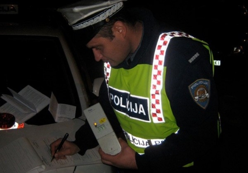 Noćas u Kaptolu 19-godišnjak sletio s ceste i pobjegao - policija ga ubrzo pronašla, vozio uz alkohol pa je dobio smještaj u policijskoj postaji