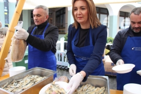 Uz dvodnevni Uskrsni sajam u pješačkoj zoni Požege i nekoliko stotina posnih obroka - girica građani sa zadovoljstvom kušali