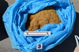 Po nalogu suda policijski službenici u pretrazi kuće i automobila 28-godišnjakinje pronašli sitno rezani duhan bez nadzornih markica RH