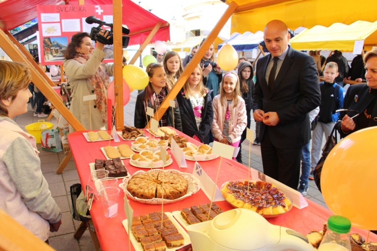 U pješačkoj zoni uz specijalitete europskih država govorilo se, recitiralo i pjevalo na stranim jezicima