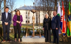 U srcu Lipika u krugu Toplica Lipik postavljena nagrađena skulptura „Relevant“ akademske kiparice Tatjane Kostanjević