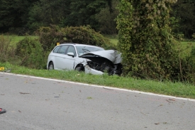 71-godišnja vozačica sletjela u putni kanal i udarila u drvo a 20-godišnjak sletio i prevrnuo se na krov