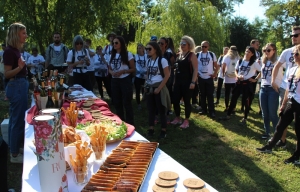 1. "Wine and walk" manifestacija u Kaptolu oduševila 350 šetača ponudom vina, rakija, craft gina ali i slavonskih delicija