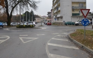 Pijan ulazeći automobilom u kružni tok udario u policijsko vozilo pa "spremljen" na triježnjenje