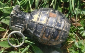 Prilikom obavljanja poljoprivrednih radova 44-godišnji djelatnik pronašao ručnu bombu zaostalu iz Domovinskog rata