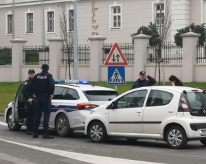 Vozačica "Citroena" pred zebrom na Trgu sv. Trojstva udarila u policijsko vozilo