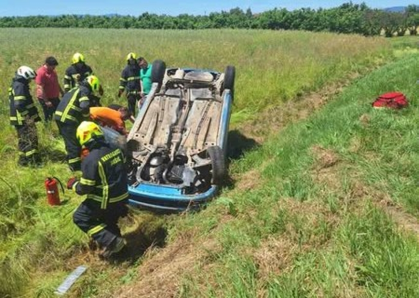 19-godišnji vozač teretnog automobila za vrijeme vožnje koristio mobitel i bez sigurnosnog pojasa sletio, udario u metalni stup i prevrnuo se u polju
