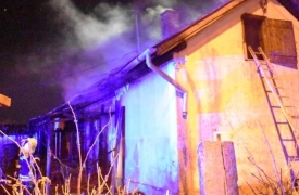 Očevid požara kuće u Požeškim Brđanima utvrdio da je prijenosom topline sa grijača žarulje na kartonsku kutiju izazvana vatra koja se proširila