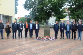 U prigodi obilježavanja 102. obljetnice rođenja dr. Franje Tuđmana HDZ položio vijenac i lampione podno biste