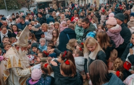 Mali i malo veći Požežani veselo dočekali svetog Nikolu na Trgu svete Terezije Avilske a dodijelili i nagrade za najbolje pismo svetom Nikoli